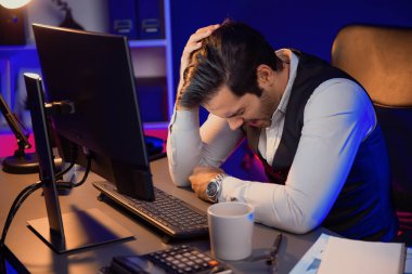 Akıllı iş adamının bitmemiş ürün satış kanalı raporuyla başı dertte. Gece geç saatlerde mor neon ışıklı odada çalışarak uzun süre analiz edilen pazar verileri kavramı. Tahmin et..