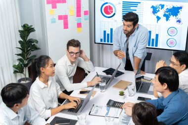 Analist ekibi toplantı odasındaki mali verileri analiz etmek için BI Fintech 'i kullanıyor. İş adamları iş görüşü ve stratejik pazarlama planlaması için BI 'ın torpido gözünü inceliyor. Tedbirli