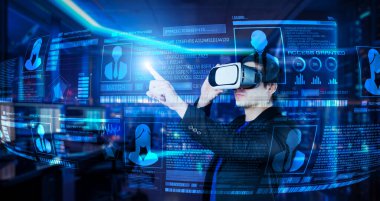 Proje yöneticisi güvenlik sistemi hologramını işaret ediyor ve mavi renkli gelecekteki ofiste duruyor. İş adamı, kimlik doğrulamak için artırılmış gerçeklik teknolojisini kullanıyor. Yaratıcılık.