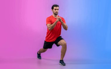 Vücut uzunluğunun tamamı atletik ve sportif genç bir adam tarafından izole edilmiş arka planda egzersiz pozisyonunda çekilmiştir. Sağlıklı aktif ve vücut bakımı yaşam tarzı.
