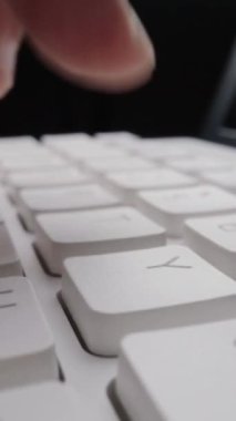 Bilgisayar klavyesinde elleri ve parmaklarıyla yazı yazan yakın plan bir adam. Makro yumuşak odaklı bebek çekimi. Bilgisayar programlama, metin sohbeti çevrimiçi mesajlaşma ve çevrimiçi pazarlama işi kavramı.