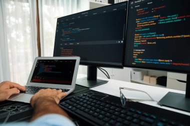 Modern ofisteki iki bilgisayar kodlu ekranda uygulama programı güncelleme web sitesi oluşturarak bilgisayarın geliştirme yazılımı geliştirme yazılımında kesilmiş eller fotoğrafı. Tahmin et..