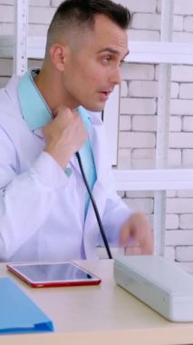 Profesyonel üniformalı doktor hastanedeki ya da klinikteki hastayı muayene ediyor. Sağlık, sağlık ve doktor hizmetleri konsepti.