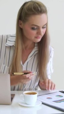 Modern ofiste çalışan sarışın bir iş kadını. İş konsepti.