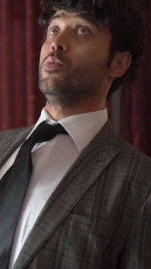 Erkekler robotlar gibi dans ediyor Disko festivalindeki müzik eşliğinde mutlu bir şekilde