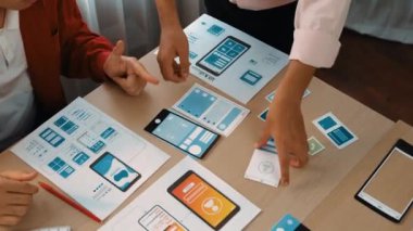 Mobil uygulama ya da web sitesi için kullanıcı arayüzü prototipi planlayan şirket çalışanlarının panorama videosu. UX UI tasarım beyin fırtınası kullanıcı dostu arayüz planı tasarlıyor. Sinerjik