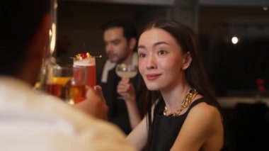 Arkadaşlar ya da çiftler lüks tezgah barında Paloma kokteyli içmeyi, Margarita 'da özel bir parti içeceğini ve Cuma gecesi canlı bir gece kulübü yaşam tarzında Old Fashioned' ı kutluyorlar. Vinosity.