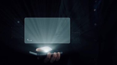 İş adamı, tahminsel büyük veri modellerinden gerçek zamanlı analizlere uzanan eğilimleri ve görüşleri ortaya çıkarmak için veri analizlerini derinlemesine inceleyerek, veri güdümlü kararların analitik endüstrileri UUID 'ye nasıl yönlendireceğini öğrenir