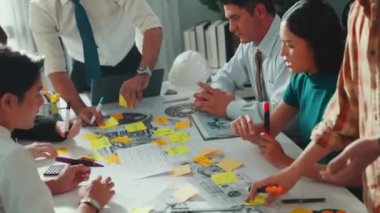 Proje planıyla masaya otururken bir grup farklı takım planlama stratejisi. Zeki iş adamlarının beyin fırtınası ve ev yapımı için birlikte çalıştıklarının en üst düzey görüntüsü. Hizalama.