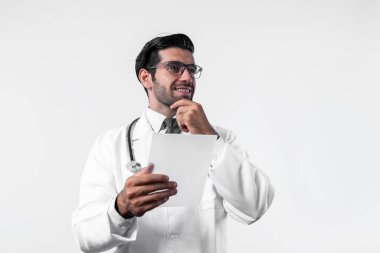 Tıbbi veri teşhisini düşünürken, beyaz hünerli doktorların elleri başvuru formunu tutuyor. Steteskop ve laboratuvar önlüğü giyen profesyonel bir doktor. Sapma.