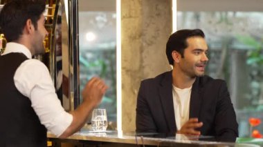 Güler yüzlü, VIP müşterileri içki tezgahında oturup barmenle konuştukları için davet eden ve ilk izlenimlerini harika yapan hoş geldin içkisi profesyonelliği hazırlayan çift. Vinosity.