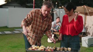 Aile hep birlikte bahçede kamp kurar, yaşlı bir çift barbekü yapar, yemek yer. Son sınıflar kamp faaliyetlerini kullanırlar, doğayla iç içe olurlar ve aile bağları arasındaki farkı yeniden bağlarlar. Uyumsuzluk.