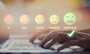 İş adamı müşteri memnuniyet değerlendirmesi verilerini analiz eder ve hizmet kalitesini artırmaya çalışır. Müşteri memnuniyeti ve sadakatini arttırmak için koz değerlendirmeleri. EIDE