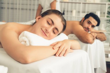 Kafkas çift müşterisi stres önleyici spa masajının keyfini çıkarıyor ve lüks otel veya oteldeki gündüz açık hava ortamında güzellik teniyle eğleniyor. Sessiz.