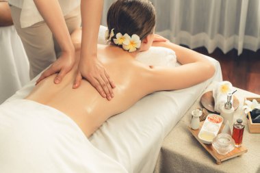 Kafkasyalı kadın müşteri stres önleyici spa masajının keyfini çıkarıyor ve lüks otel ya da oteldeki gündüz açık ortam güzellik salonunda güzellik teniyle eğleniyor. Sessiz.