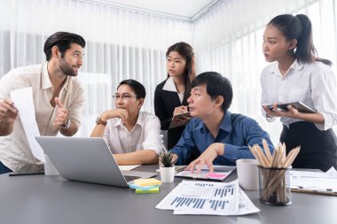 Veri analistleri ofis çalışanlarından oluşan bir ekip, mali, trend ve pazarlama verilerini analiz etmek için iş istihbaratı BI gösterge paneli üzerinde işbirliği yapmaktadır. BI yazılım kullanım sürücüsü iş başarısı. Tedbirli