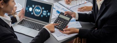 İş zekası ve veri analizi kavramı. Analizci ekibi laptop ekranında finansal veri analizi üzerinde çalışıyor. Etkili iş stratejik planlama için pazarlama göstergesi olarak. İçgörü