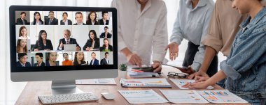 İş adamları, Corprate Business Office çalışanlarının canlı sanal grup toplantısı için video konferansında.
