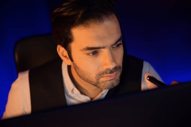 Piyasa verilerini ya da e-postalarını analiz eden sıkılmış işadamlarının, satış kanalı çevrimiçi ürünü üzerinde gecenin geç saatlerinde oluşturulan çevrimiçi ürün hazırlıklarına geri gönderdikleri portre. Tahmin et..