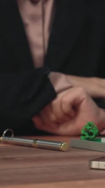 Kapanış hevesli emlak ajansı müşteriye bir ev için bilgi ve satın alma anlaşması sunarken, emlakçı tarafından tavsiye edilirken, ev kredisi için müşteri gözden geçirme sözleşmesi belgeleri.