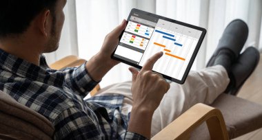 Ekip projesinin zaman çizelgesini gösteren bilgisayar ekranında, modern iş projesi yönetimi için proje planlama yazılımı