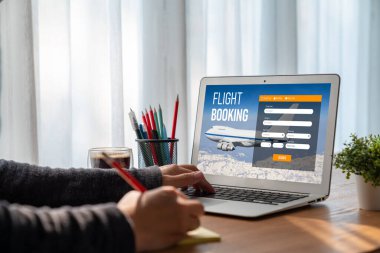 Online uçuş rezervasyon sitesi mod rezervasyon sistemi sağlar. Seyahat teknolojisi kavramı .