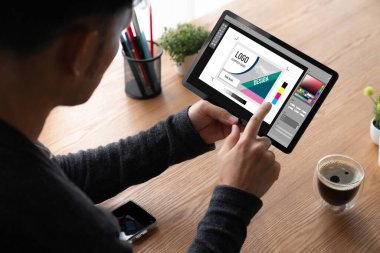 Web sayfasının modern tasarımı ve bilgisayar ekranında gösterilen ticari reklamlar için grafiksel tasarımcı yazılımı