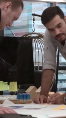 Yaratıcı iş adamları modern işyerindeki ofis masasında sohbet ediyorlar. Şirket uluslararası iş kavramı.