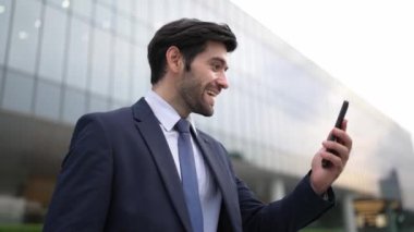 Başarılı bir iş adamı ayakta durarak satışların artmasını kutluyor. Mutlu proje yöneticisi ya da lider başarılı bir projeyle gurur duyuyor, terfi alıyor, telefon tutarken iş buluyor. Sevinçli..