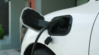 Ev şarj istasyonu, elektronik araç için sürdürülebilir, yenilenebilir enerji kaynağı, modern modern yaşam tarzı için evdeki EV arabaları sağlıyor. Çevre dostu melez elektro ve petrol aracı bataryası.