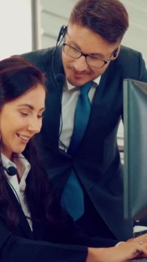 Ofiste çalışan kulaklık takan işadamları uzak müşteri ya da meslektaşlarını desteklemek için çalışıyorlar. Arama merkezi, tele pazarlama, müşteri destek acentesi telefon görüşmesinde hizmet sunar.