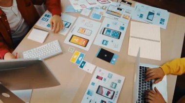 Girişimci şirket çalışanının el odaklı kullanıcı arayüzü prototipi ofis çalışma alanındaki akıllı iş arkadaşına mobil uygulama sunar. Kağıt üzerinde simge tasarımının UX UI tasarım övgü fonksiyonu. Sinerjik