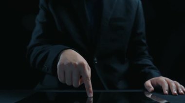 İş adamı, QC ve QA standartlarının karşılandığından emin olmak için katı kalite güvencesi protokolleri uyguluyor. Kalite güvencesi ile sertifikalı ürün mükemmelliğine ulaşmak. Kullanıcı Kimliği