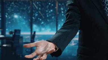 İş adamı siber güvenliğin özünü keşfeder. Siber koruma yöntemlerini, tehditleri derinlemesine araştır ve siber güvenlik duruşunu güçlendir. Siber güvenlik çağında UUID 'de gezinmek için gerekli