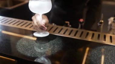 Karışık kokteyl hazırlayan barmen lüks tezgah hazırlama barında servis yapmak için karışık kokteyl hazırlıyor. Lüks gece kulübünde ferahlatıcı bir içecek hazırlıyor. Vinosity.