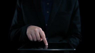 İş adamı B2B peyzajında geziniyor, iş-iş bağlantılarını geliştirmek için kullanım teknolojisi kullanıyor. B2B etkileşimini yeniden şekillendiren keşifler, iş-iş stratejilerinde yenilikleri yönlendiren araçlar. Kullanıcı Kimliği