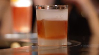 Klasik kokteyl soğutma bardağı sunumuna odaklanarak bulanık misafir geçmişi olan içecek tezgahındaki hoş geldiniz yaratıcı reklam içeceğini öneriyoruz. Vinosity.