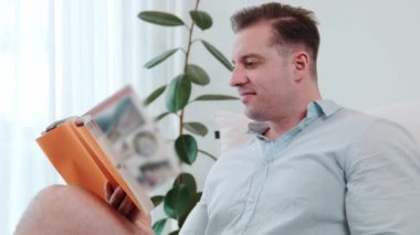 Elinde kahve fincanı olan bir adam, ders kitabı okur, sosyal ve mesleki teknoloji bilgisini arttırır ya da çocukları iyi bir yetişkin olarak yetiştirerek akıllı bir baba olur. Hayat boyu öğrenme konsepti. Uyumsuzluk.