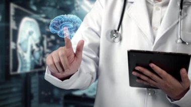 Akıllı doktorun tablet tutmasına ve laboratuvarda bulanık bir geçmişi olan beyin hologramını tutmasına yakın çekim. Sağlık çalışanı beyin ameliyatına hazırlanıyor. Nörolojik bilim tasarımı. İyileştirici.