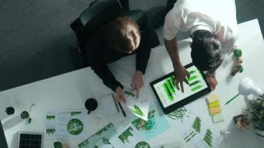 Yöneticiye sürdürülebilir bir fikir sunan iş adamının ESG 'nin çevresel yönetim tabletini kullanarak alt görüşü. Yönetici birlikte çalışarak temiz enerji kullanmayı planlıyor. Hizalama.