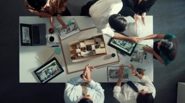Yöneticinin el sıkışması ve projeyi kutlamak için el çırpması. Tablet ev planı sergilenirken iç yapı hakkında beyin fırtınası yapan mimar mühendisinin hava görüntüsü. Hizalama.