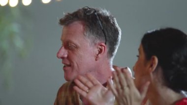 Yaşlı büyükbaba ve büyükannesi bahçede. Emeklilik ya da yaşlılar akşam yemeği partisinde kutlama için tezahürat yaparlar. Çiftlerle vakit geçirmek için kamp yapmak aile bağımızı güçlendirir. Uyumsuzluk.