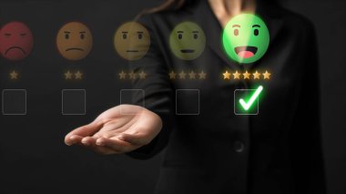 İş adamı müşteri memnuniyet değerlendirmesi verilerini analiz eder ve hizmet kalitesini artırmaya çalışır. Müşteri memnuniyeti ve sadakatini arttırmak için koz değerlendirmeleri. FaaS