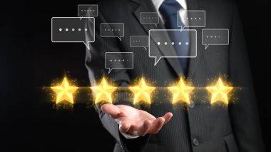 İş adamı müşteri memnuniyet değerlendirmesi verilerini analiz eder ve hizmet kalitesini artırmaya çalışır. Müşteri memnuniyeti ve sadakatini arttırmak için koz değerlendirmeleri. EIDE