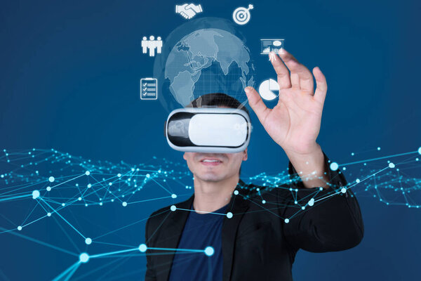 Бизнесмен осваивает глобальный маркетинг и финансы с проницательностью. Навигация по сложностям глобальных рынков, расширение стратегий и маркетинговых достижений. Успех в мировых финансах и маркетинге FaaS