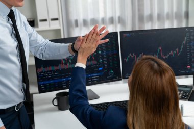 Gülümseyen iş ortakları, ev modern ofislerinde internet sitesi uygulama yatırım grafiğinde dinamik oranıyla kar amaçlı yüksek borsa değişimiyle beşlik çakıyor. İnfobahn.