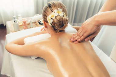 Kafkasyalı kadın müşteri stres önleyici spa masajının keyfini çıkarıyor ve lüks otel ya da oteldeki gündüz açık ortam güzellik salonunda güzellik teniyle eğleniyor. Sessiz.