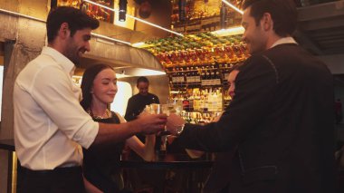 Arkadaş grubu ya da çift kadeh kaldırırken Paloma, Margarita, Eski moda ve Martini bardağında barmen arka planındaki özel partiyi kutluyorlar. Vinosity.