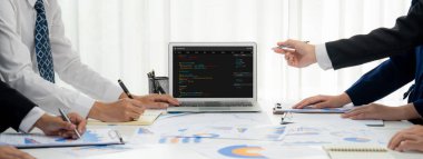 Uygulama ve program kodlaması için bilgisayar ekranında yazılım geliştirme programlama