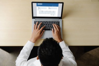 Muhasebe uygulamasından gelen fatura bilgisayar ekranında. Şirket işlerinin finans ve bütçesi için bilgisayar programı. Rahatça..